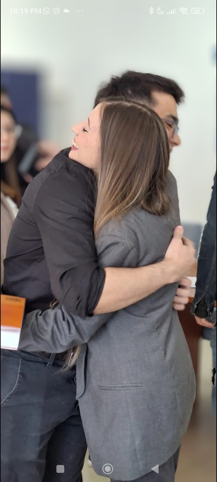 Iara en un abrazo, en una escena cálida y humana